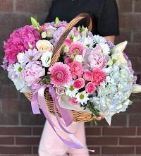 Композиция солнечный день в Коротояке Цветочная композиция из Розы, Хризантемы, Пионы и Лизиантусы в корзине в Коротояке