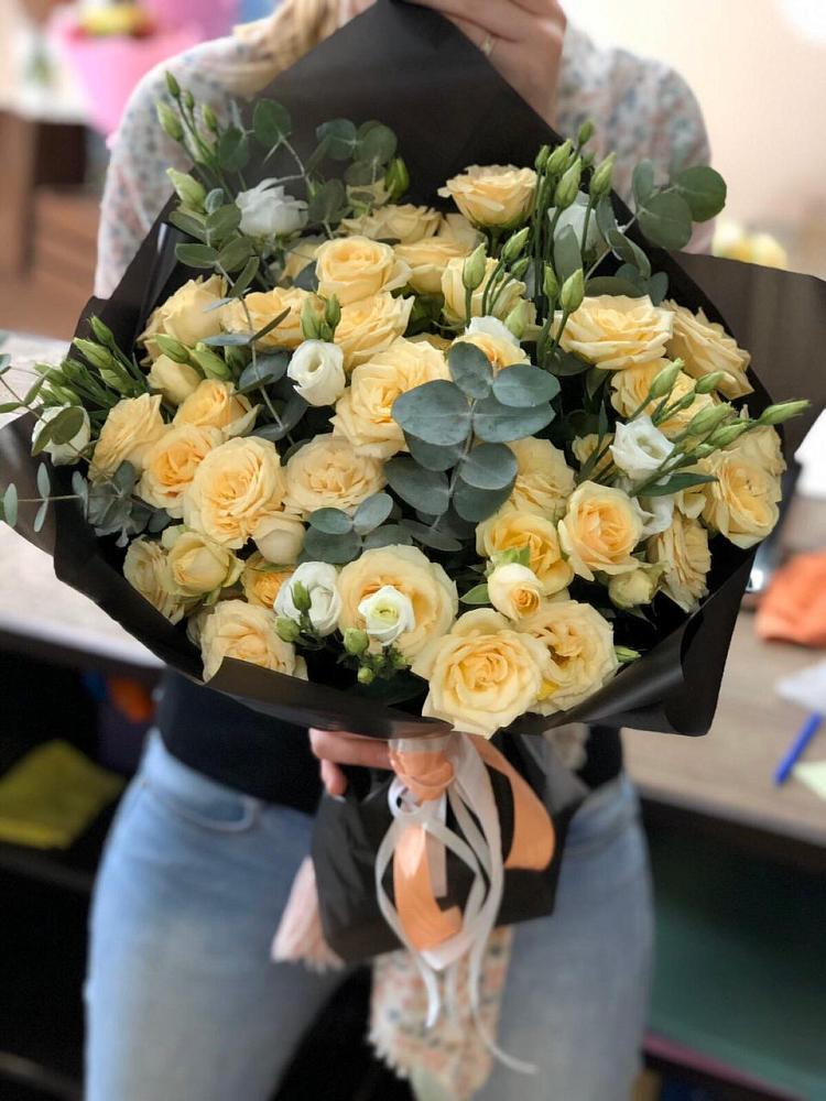 Букет цветов из: Розы и Лизиантусы в Коротояке