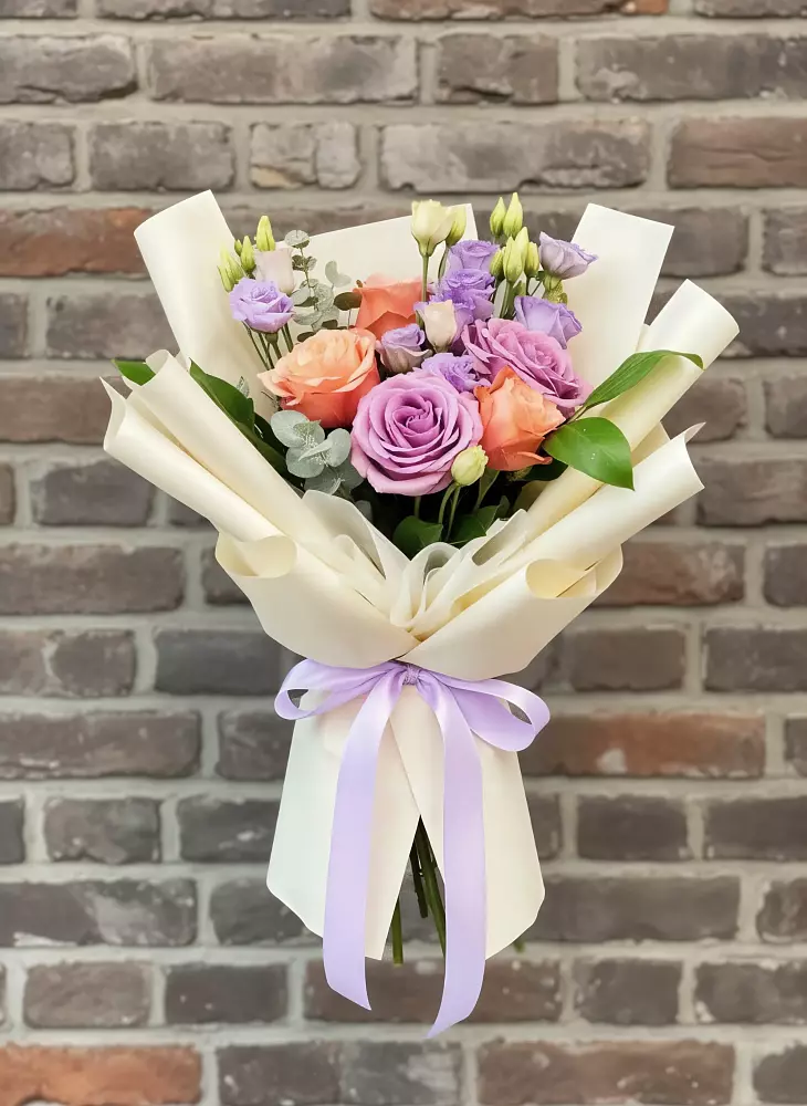 Букет цветов из: Лизиантусы и Розы в Коротояке