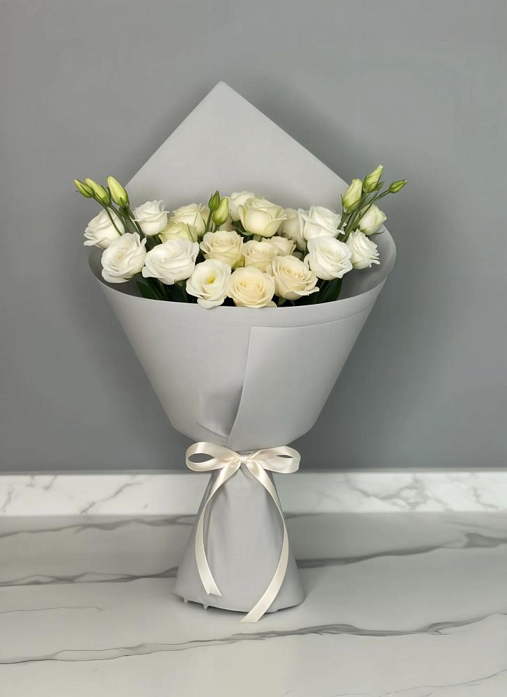 Букет цветов из: Розы и Лизиантусы в Коротояке