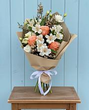 Букет цветов из:  Альстромерии, Лизиантусы, Розы и Хризантемы в Коротояке