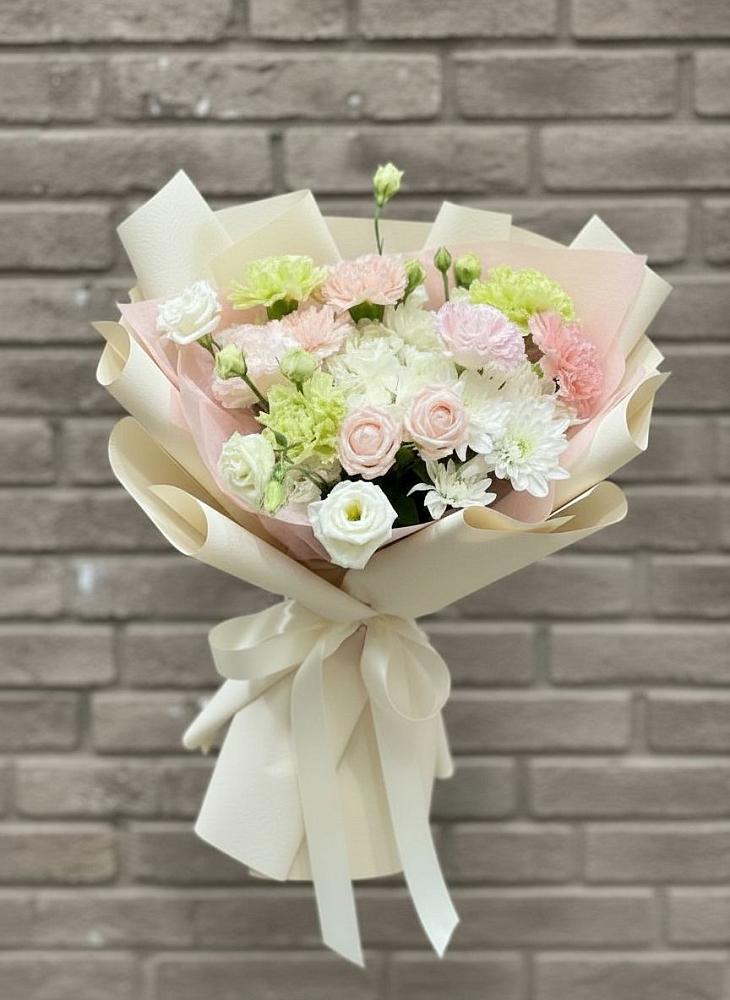 Букет цветов из: Гвоздики, Розы, Лизиантусы и Хризантемы в Коротояке