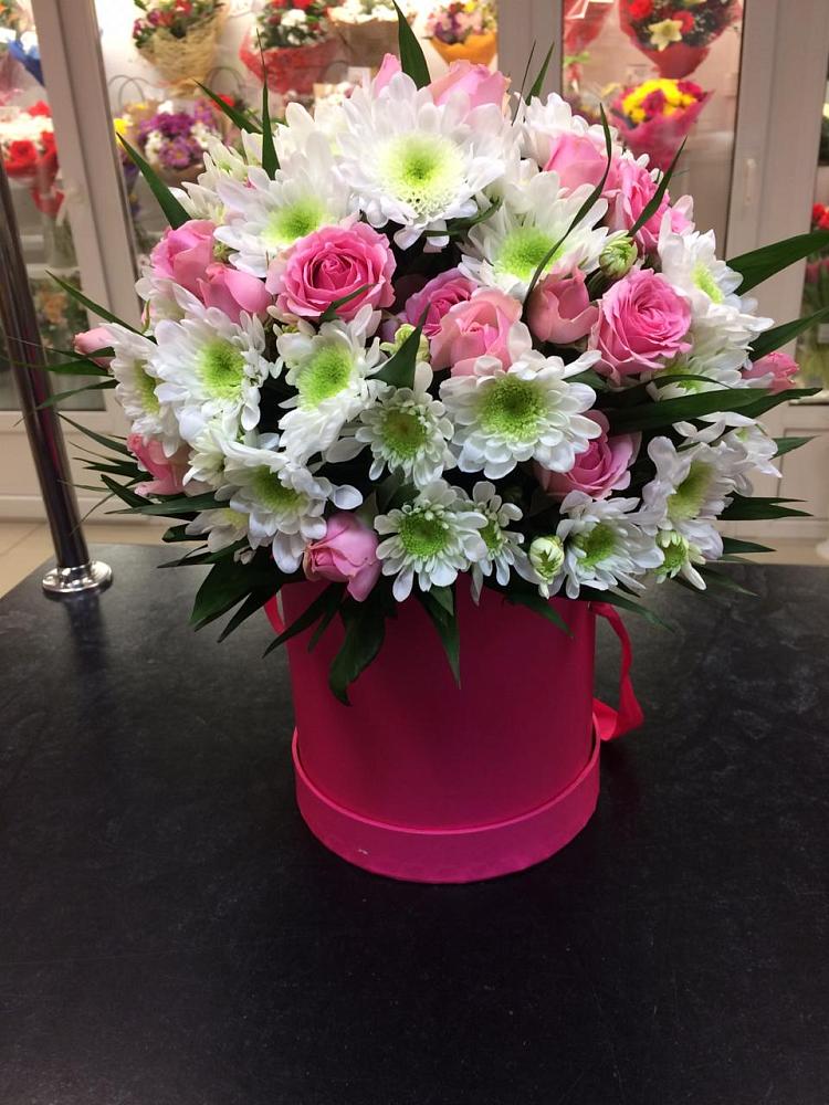 Цветочная композиция из Розы и Хризантемы в шляпной коробке в Коротояке