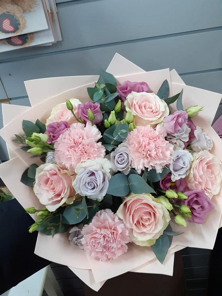 Букет цветов из: Розы, Гвоздики и Лизиантусы в Коротояке