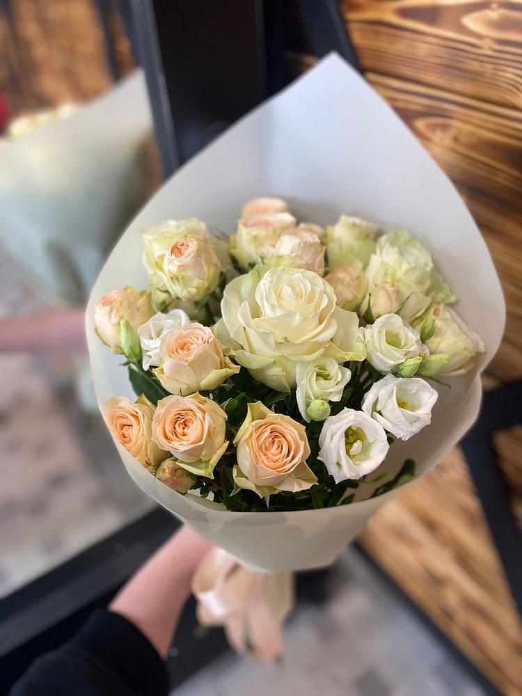 Букет цветов из: Розы и Лизиантусы в Коротояке